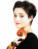Portrait Judith Manger with tip of cello