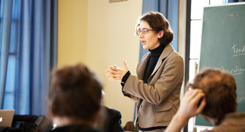 Prof. Mariana Mota Prado teaching