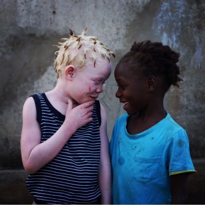 Muscati's photo of the two girls in Mozambique
