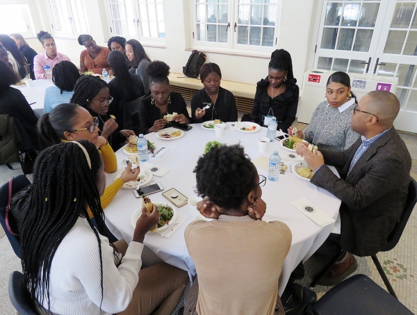 Students lunching with alumni 