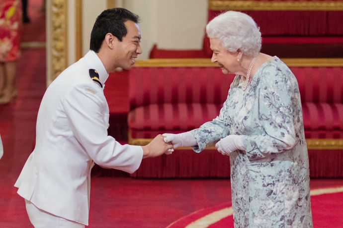 Keving Vuong greets Her Majesty, the Queen
